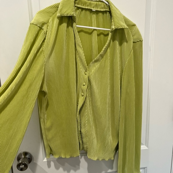 Green 3 buttoned top with flared sleeves - Picture 1 of 2